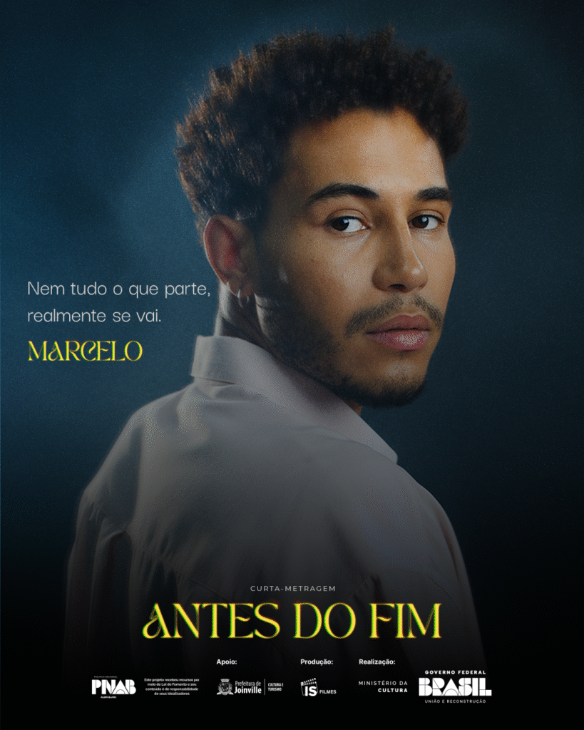 Cartaz do curta-metragem Antes do Fim. No centro, o personagem Assassino aparece em um momento de intensa fúria, gritando com gotas de suor escorrendo em sua testa enquanto aponta uma arma diretamente para a câmera. O fundo escuro e esfumaçado reforça a tensão da cena. No topo, lê-se a frase: “A consequência do ódio.” Abaixo, o título Antes do Fim surge em letras amarelas, seguido pelos créditos de produção e apoio institucional: Política Nacional Aldir Blanc, Prefeitura de Joinville, Secretaria de Cultura e Turismo, produção da IS Filmes e realização do Governo Federal e Ministério da Cultura.
